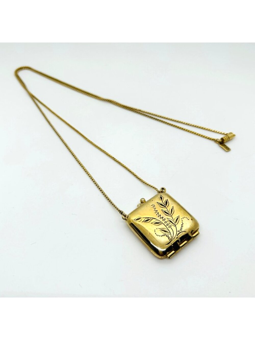 1928 Gold Tone Leaf Engraved Kiss Lock Purse Pendant Necklace Vintage